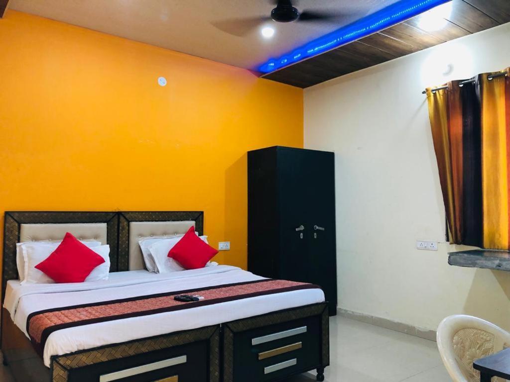 Hotel Tip Top -- Lpu Law Gate -- Family, Students, Couples Phagwāra Exterior foto